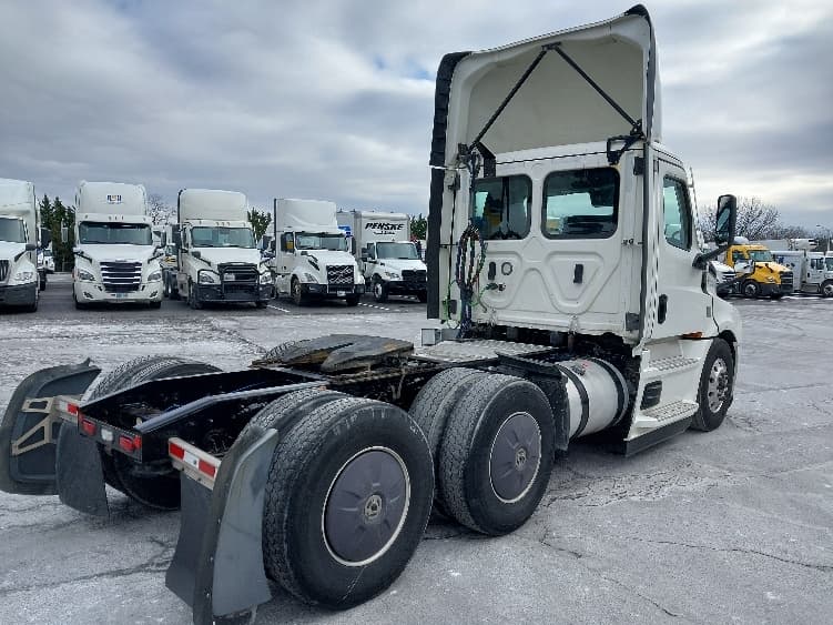 2022 Freightliner Cascadia — photo 7