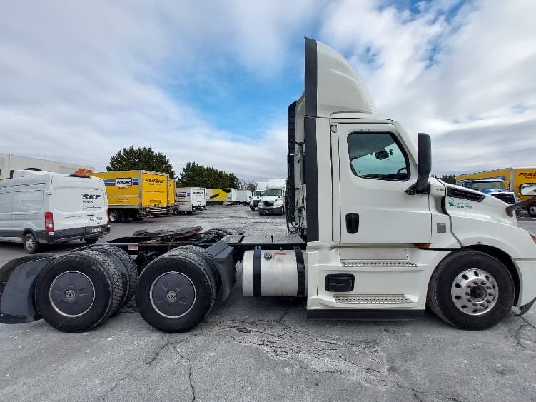 2022 Freightliner Cascadia — photo 8