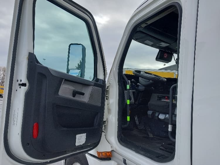 2022 Freightliner Cascadia — photo 9