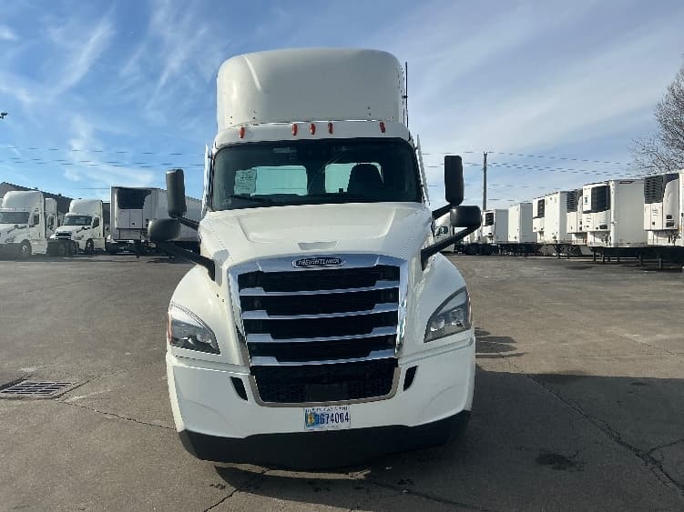 2022 Freightliner Cascadia — photo 2