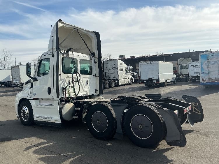 2022 Freightliner Cascadia — photo 5