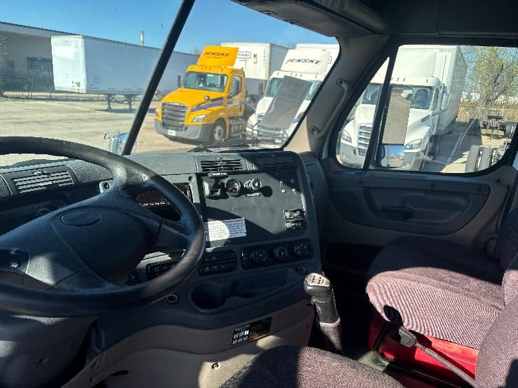 2020 Freightliner Cascadia — photo 10