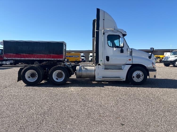 2020 Freightliner Cascadia — photo 8