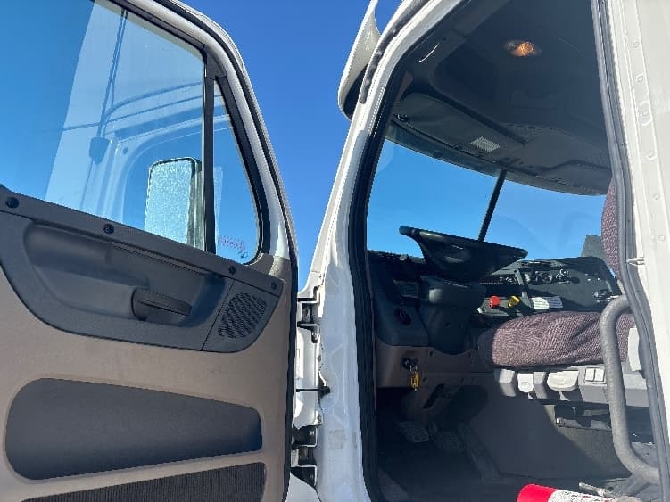 2020 Freightliner Cascadia — photo 9