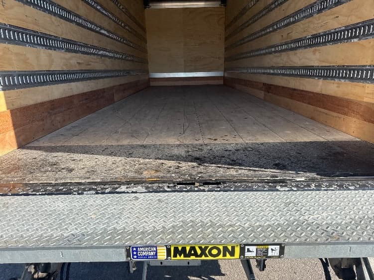 2025 Volvo VNR 640 — photo 10