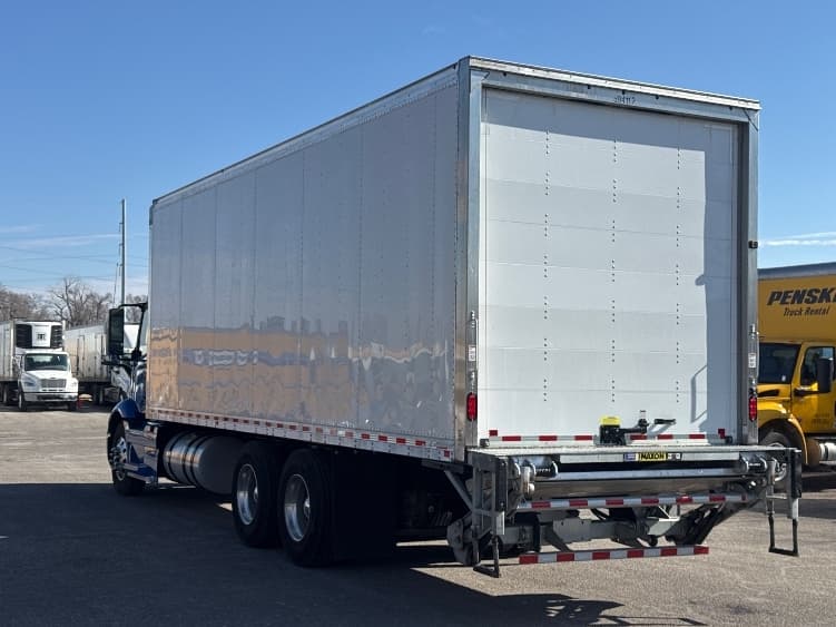 2025 Volvo VNR 640 — photo 6