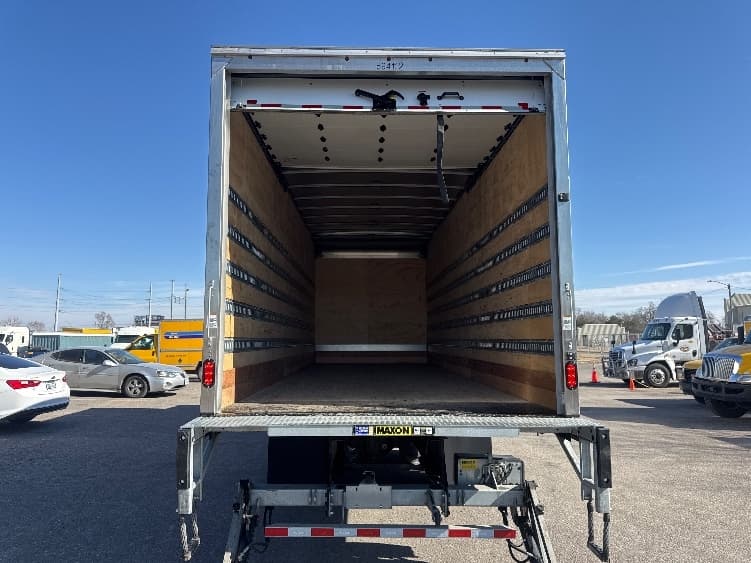 2025 Volvo VNR 640 — photo 8