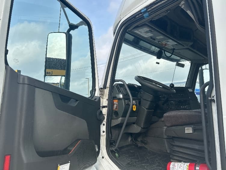 2023 Volvo VNL 760 — photo 9