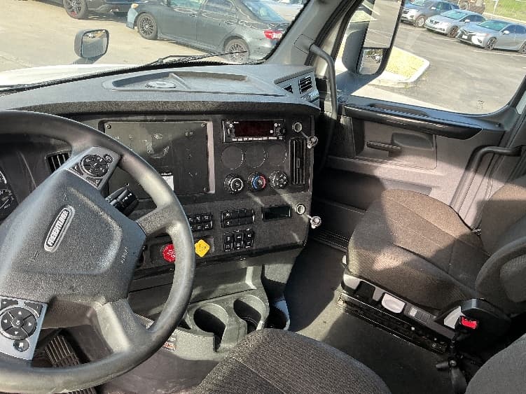 2023 Freightliner Cascadia — photo 10