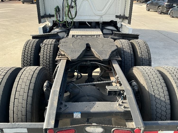 2023 Freightliner Cascadia — photo 6