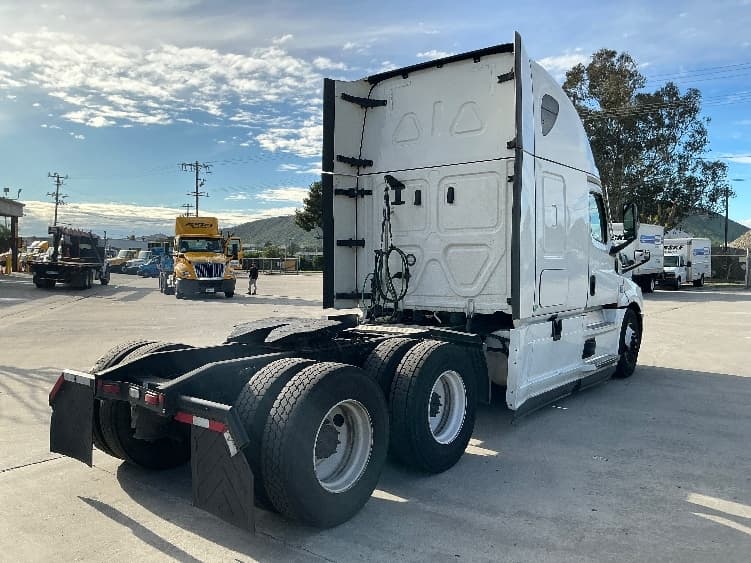 2023 Freightliner Cascadia — photo 7
