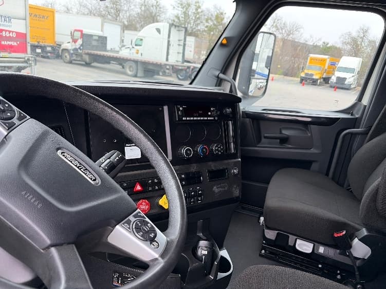 2023 Freightliner Cascadia — photo 10
