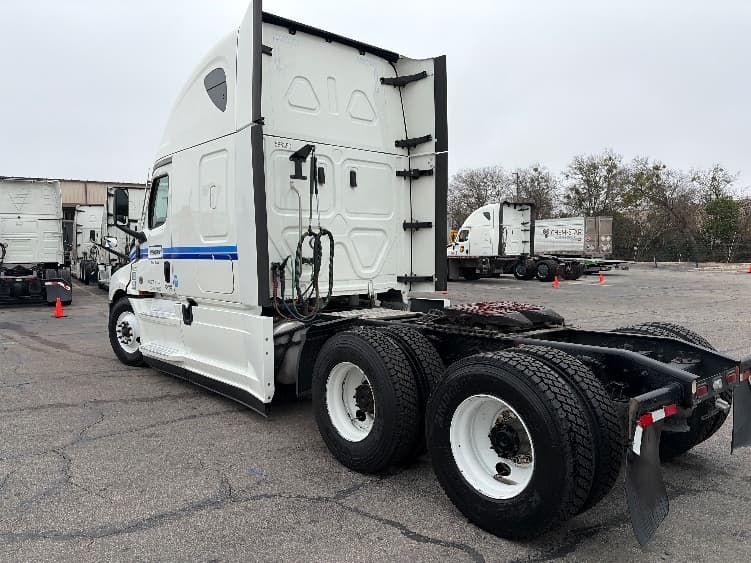 2023 Freightliner Cascadia — photo 5