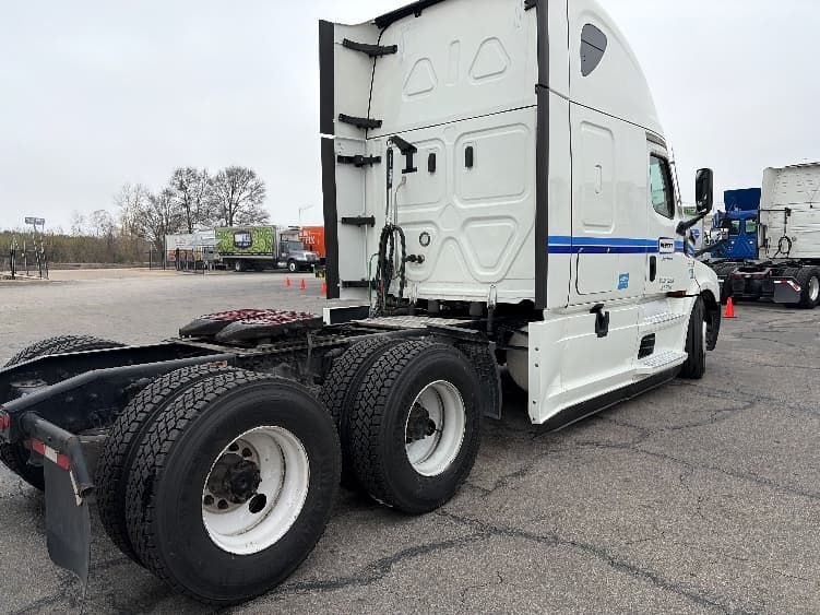 2023 Freightliner Cascadia — photo 7