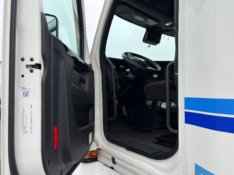 2023 Freightliner Cascadia — photo 9