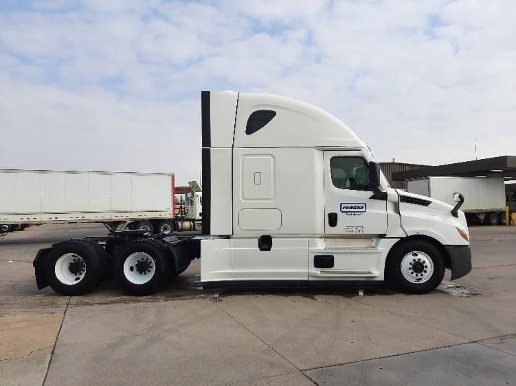 2023 Freightliner Cascadia — photo 8