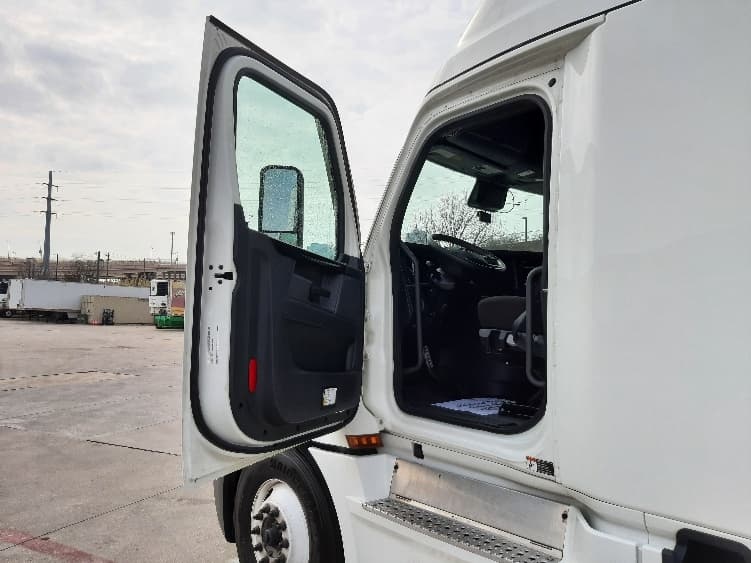 2023 Freightliner Cascadia — photo 9