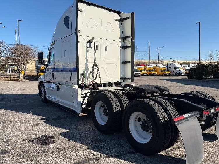2023 Freightliner Cascadia — photo 5