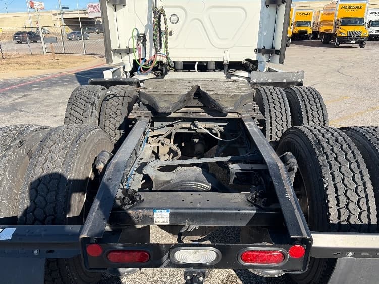 2023 Freightliner Cascadia — photo 6