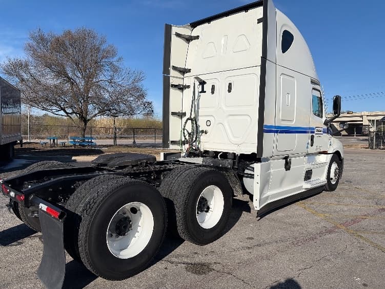 2023 Freightliner Cascadia — photo 7