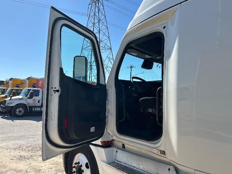 2023 Freightliner Cascadia — photo 9