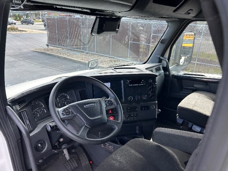 2023 Freightliner Cascadia — photo 10