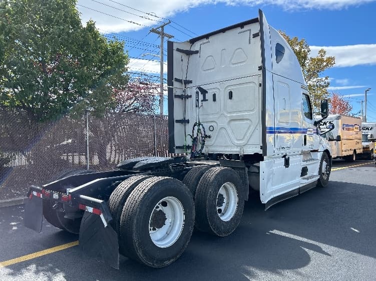 2023 Freightliner Cascadia — photo 7