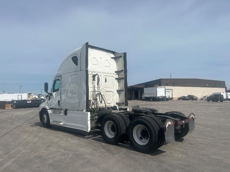 2023 Freightliner Cascadia — photo 5