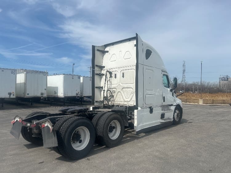 2023 Freightliner Cascadia — photo 7