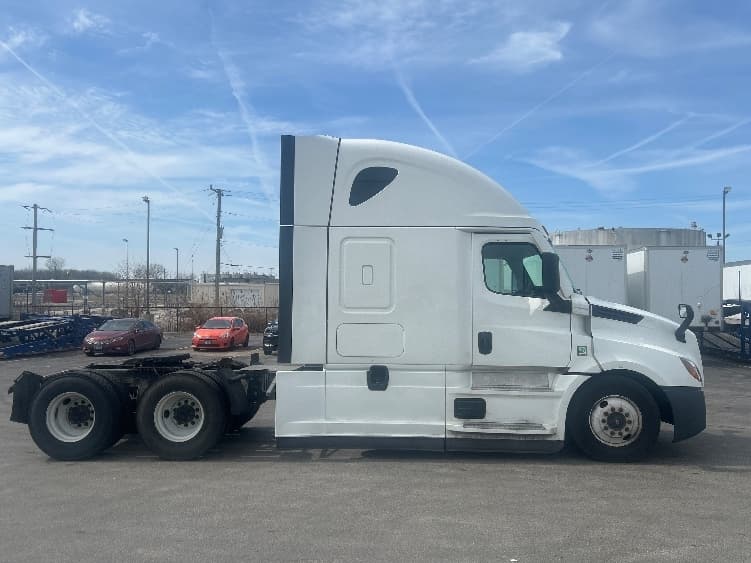 2023 Freightliner Cascadia — photo 8