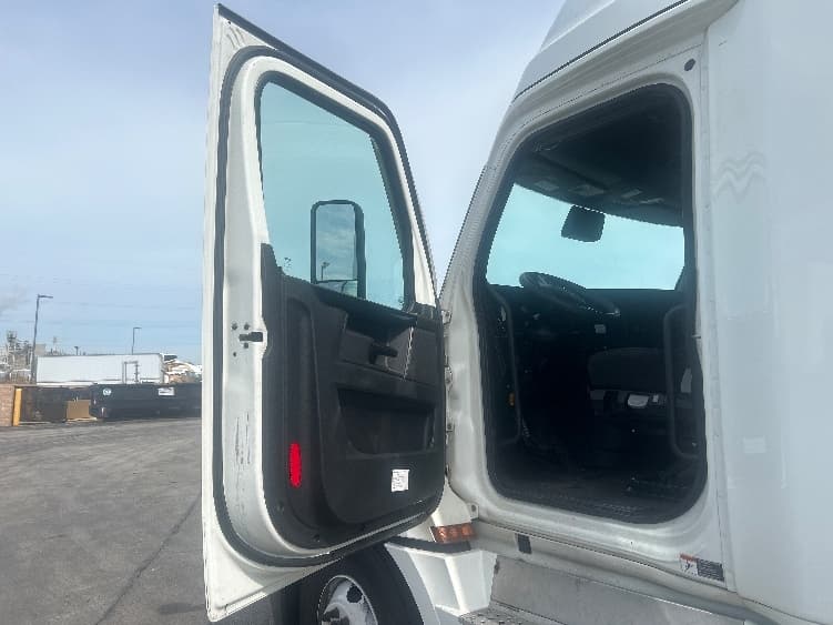 2023 Freightliner Cascadia — photo 9