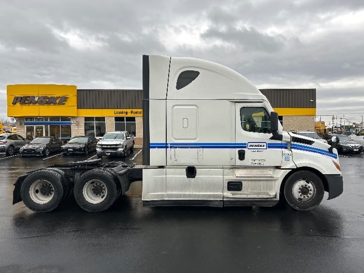 2023 Freightliner Cascadia — photo 8