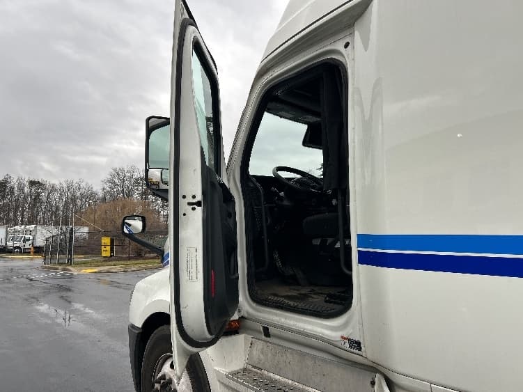 2023 Freightliner Cascadia — photo 9
