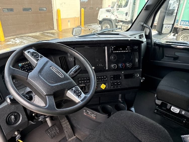 2023 Freightliner Cascadia — photo 10