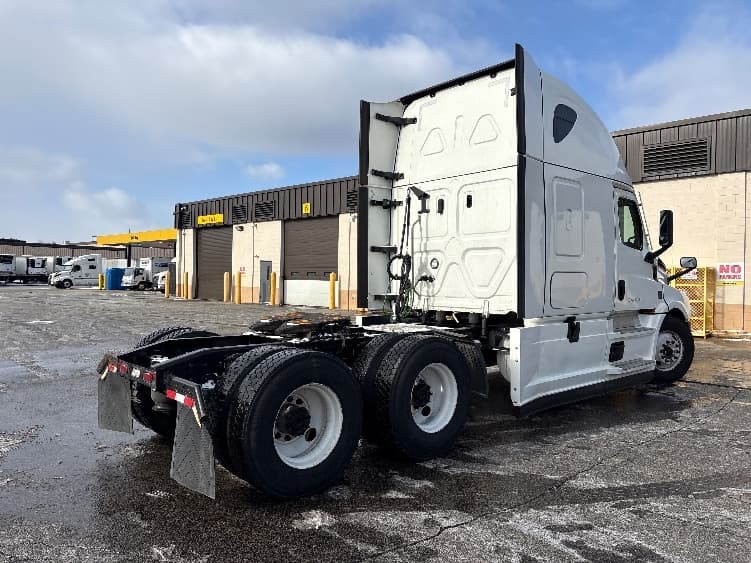 2023 Freightliner Cascadia — photo 7