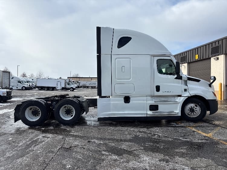 2023 Freightliner Cascadia — photo 8