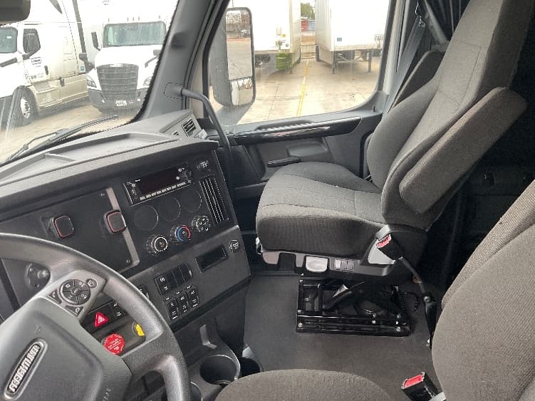 2023 Freightliner Cascadia — photo 10