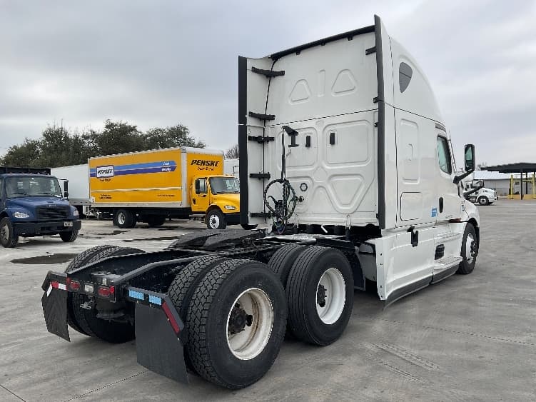 2023 Freightliner Cascadia — photo 7