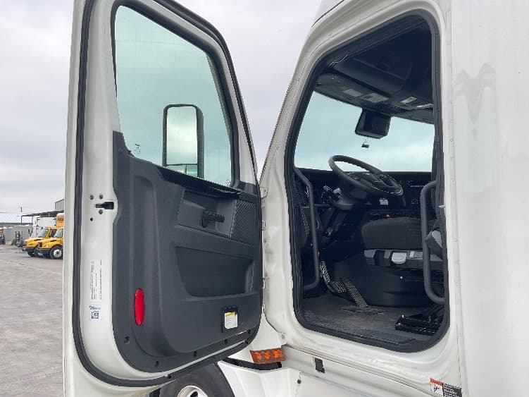 2023 Freightliner Cascadia — photo 9