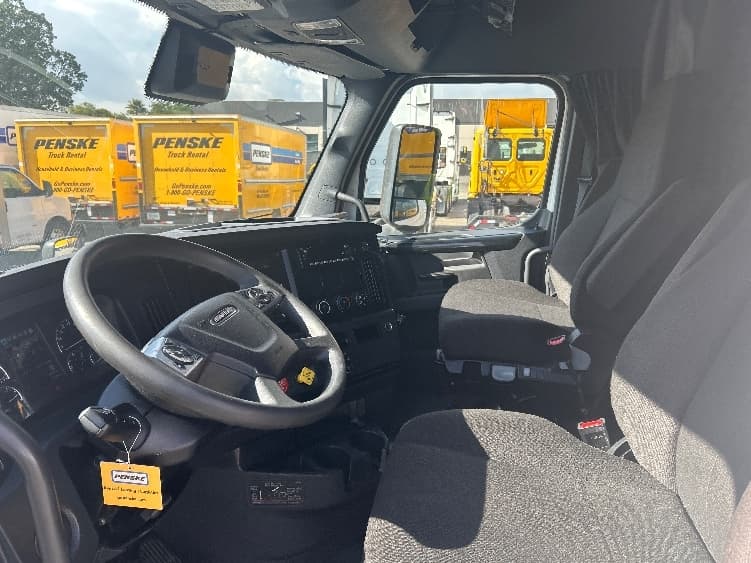 2023 Freightliner Cascadia — photo 10