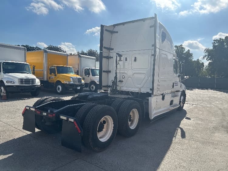 2023 Freightliner Cascadia — photo 7