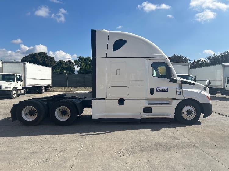 2023 Freightliner Cascadia — photo 8