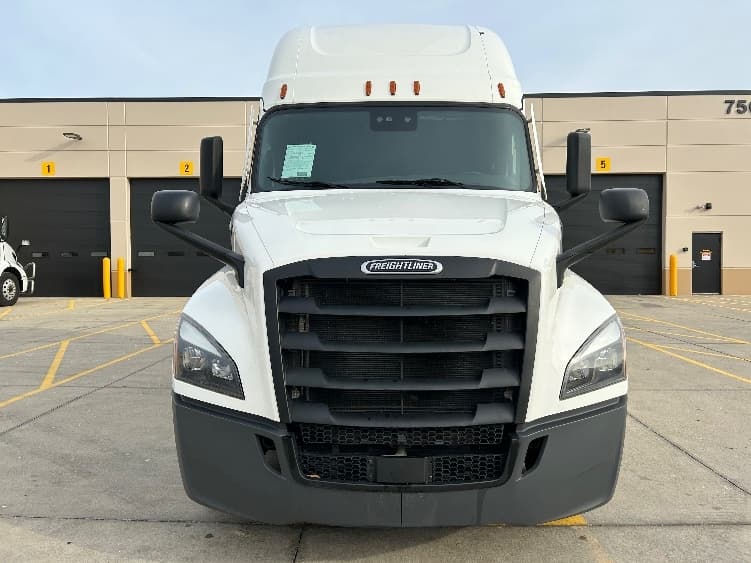 2023 Freightliner Cascadia — photo 2