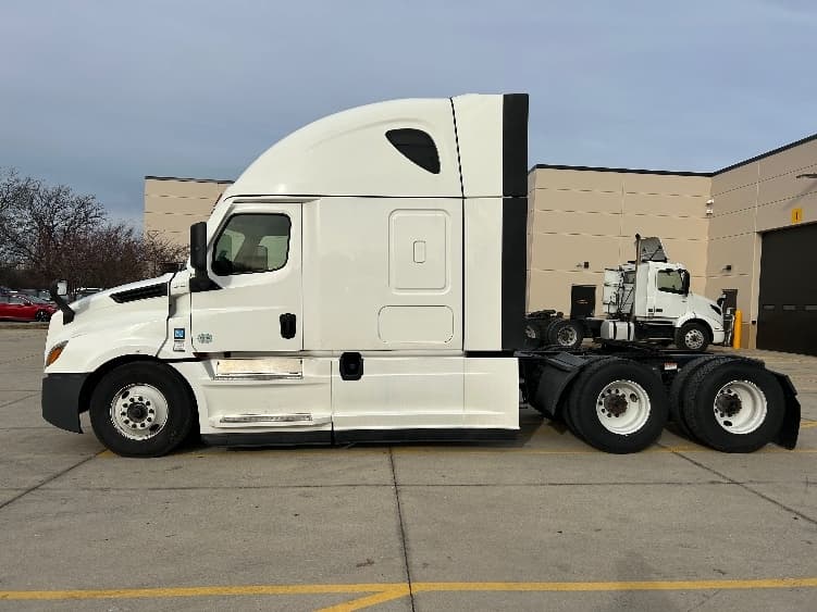 2023 Freightliner Cascadia — photo 4