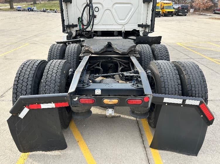 2023 Freightliner Cascadia — photo 6