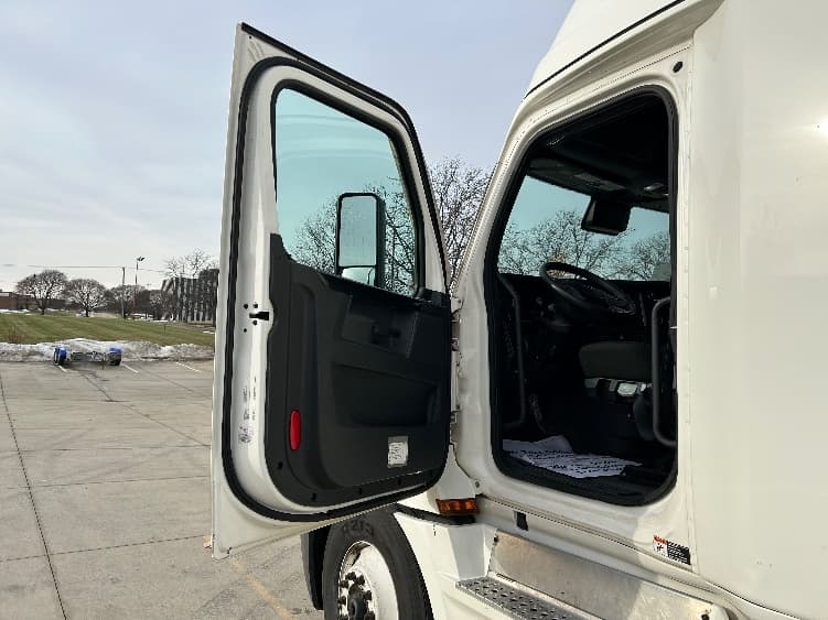 2023 Freightliner Cascadia — photo 9