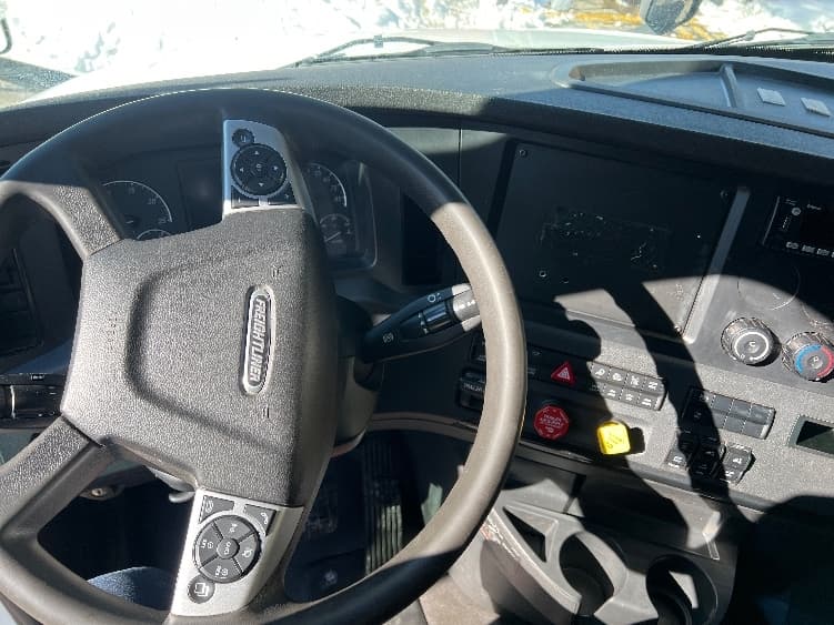 2023 Freightliner Cascadia — photo 10