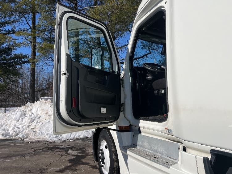 2023 Freightliner Cascadia — photo 8