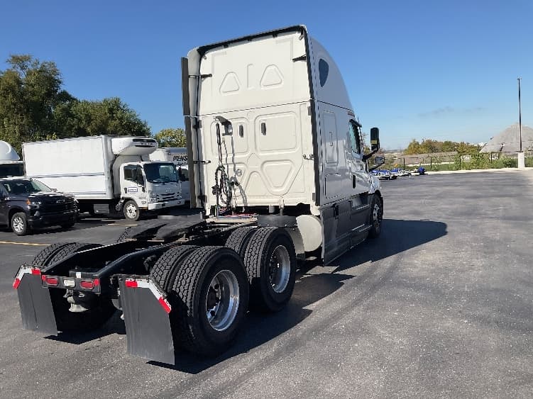 2022 Freightliner Cascadia — photo 7