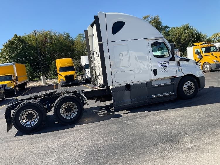 2022 Freightliner Cascadia — photo 8